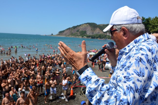 Sevgi, Barış plajı mavi bayrak aldı.