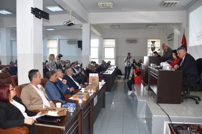 Hararetli geçen bir belediye meclis toplantısı yaşandı.