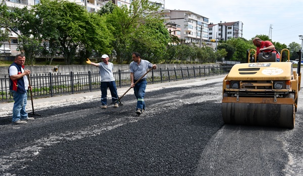 Sıcak asfalt yakıyor.