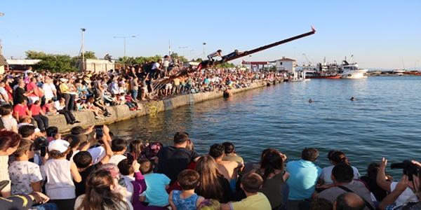 Milli bir Bayramdır ve günün de kutlanmalıdır.