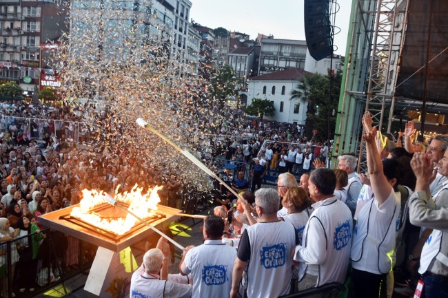 Haykırdılar '' Kdz.Ereğli İl Olsun '' diye.