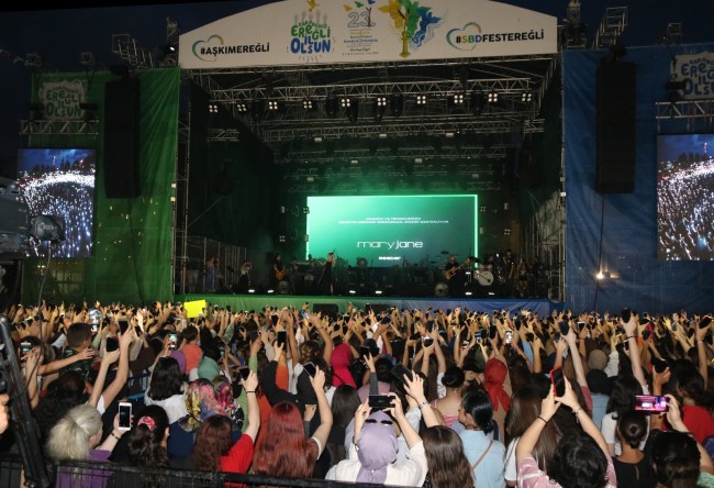 Sahne alan sanatçılar halkı coşturdu.