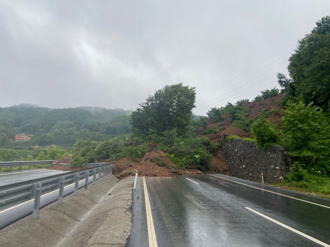 Heyelandan dolayı yol çift taraflı olarak trafiğe kapatıldı.