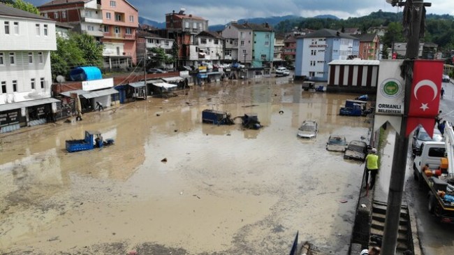 Sağanak yağmurda adeta her yer sel altında kaldı.