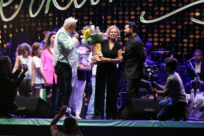 Posbıyık çifti, sahnede Kaya’nın şarkıları eşliğinde dans etti.