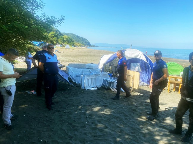 Mervealtını işgal edenler, Polis ve Zabıta eşliğinde kaldırıldı.