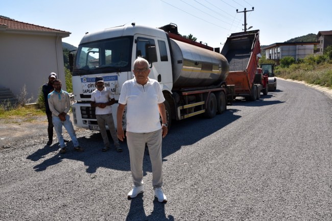 40 Derece sıcakta, 140 derece sıcak asfaltı yollara serdiler.