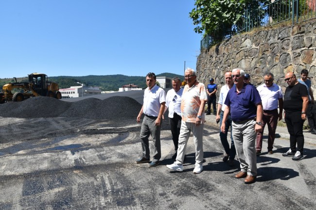 Ömerli Mahallesi’nde sıcak asfalt çalışmaları devam ediyor.