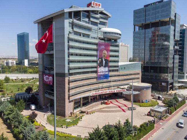 Üç senedir, Sosyal medyalarını yönetiyorum farkında bile değiller.