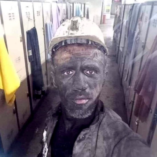 Göçük altında kalarak hayatını kaybetti.