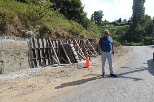 Sarıkorkmaz'da yol genişletme ve taş duvar çalışması.