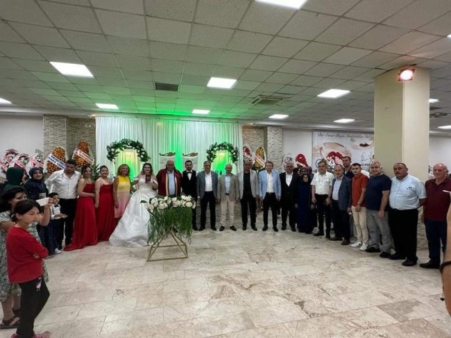 Oğlunu evlendirmenin gururunu yaşadı.