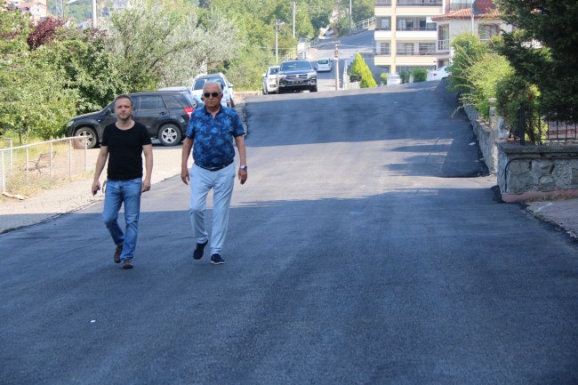 Sıcak asfalt çalışmaları devam ediyor.