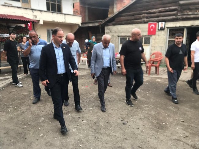 Acılı aileye taziye ziyaretinde bulundu.