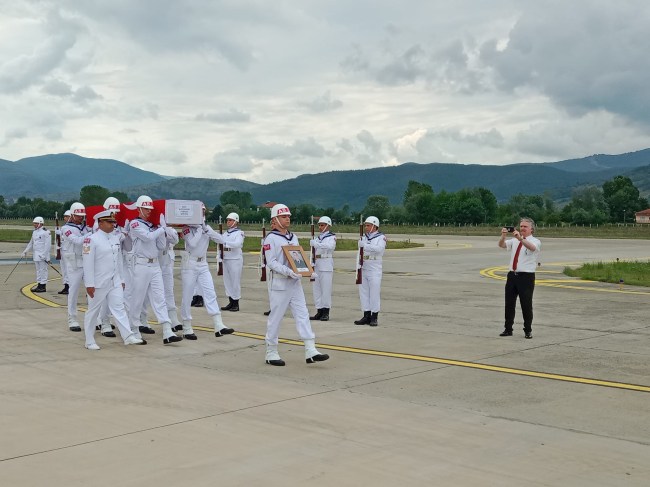 Şehidimizin cenazesinde trafik durdu, gözyaşları sel oldu.