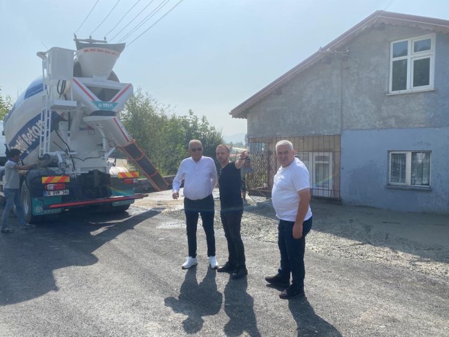 Sıcak havalara aldırmadan, bizzat sıcak asfalt çalışmalarını takip etmekte.