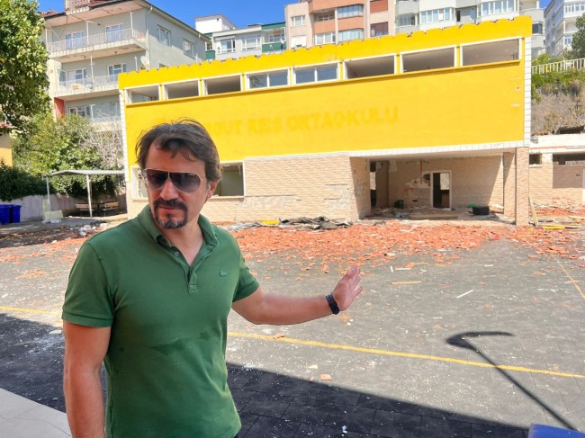 Yıkımına ve güçlendirilmesine karar verilen okullarda incelemelerde bulundu.