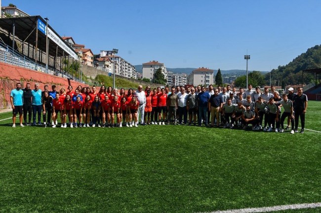 Kadın ve Erkek Futbolculara başarılar diledi.
