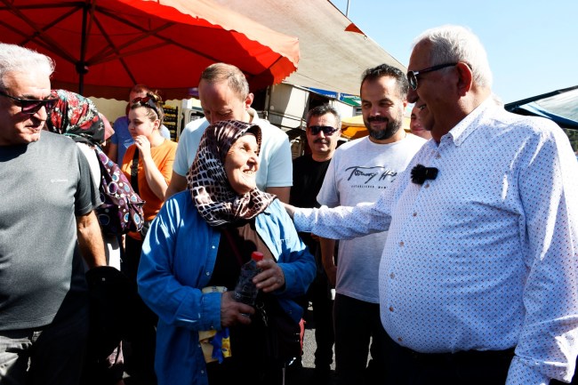 Cumartesi pazarında yüzler gülüyordu.