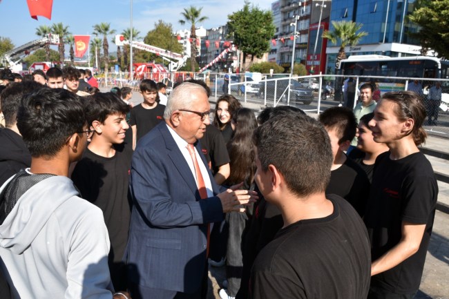 Posbıyık, gençlere konser sözü verdi.