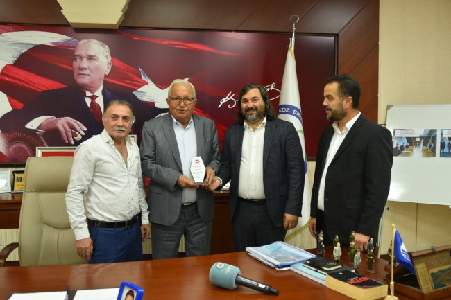 Posbıyık’a teşekkür plaketi sundular.