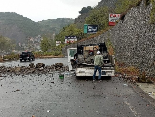 Kaya parçaları yamaçtan aşağı yuvarlandı.