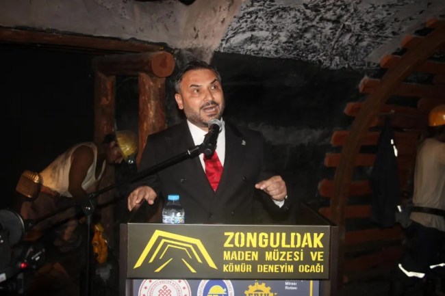 Onu her alanda görmek mümkün.