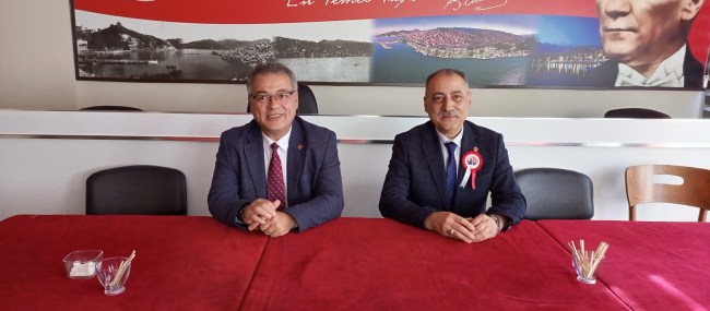 Dikmen; Muhtarlar Derneğini ziyaret ederek günlerini kutladı.