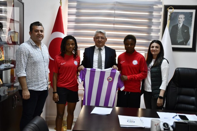 Eflatun beyazlılar, 2 kadın futbolcu ile sözleşme imzaladı.