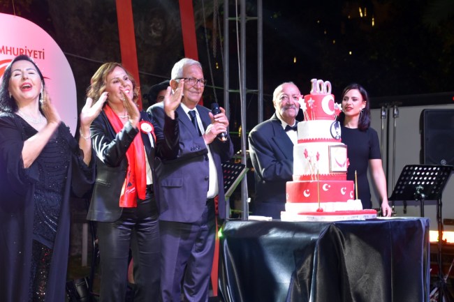 Cumhuriyet balosu Karadeniz Ereğli'de halkla buluştu.