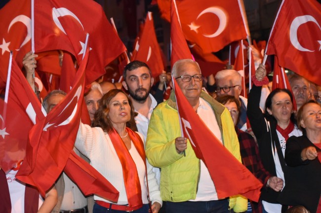 Hep bir ağızdan “Yaşasın Cumhuriyet, Yaşasın Atatürk” nidaları göğe yükseldi.
