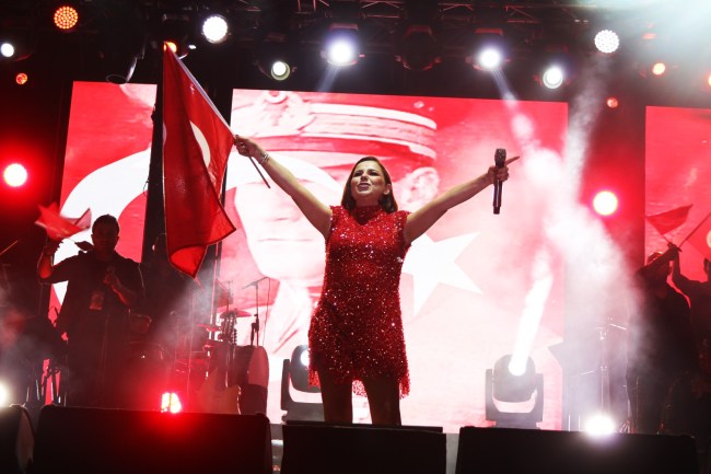 Ereğli halkı, cumhuriyet yürüyüşü sonrası coşkusuna coşku kattı.