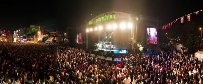 Buray ve Betül Demir Cumhuriyetin 100.yılın da Ereğli de sahneye çıktılar.