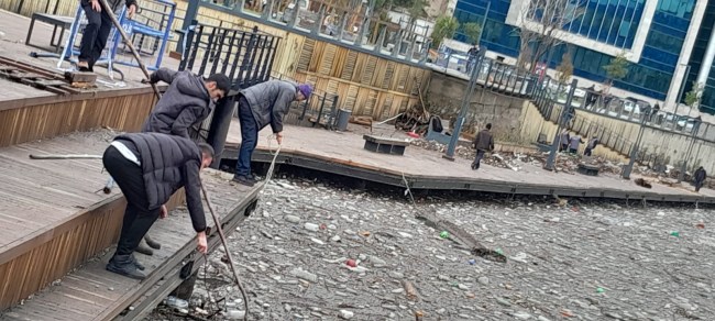 Zonguldak limanında vatandaş kereste veya yakacak çıkartmaya çalışıyor.