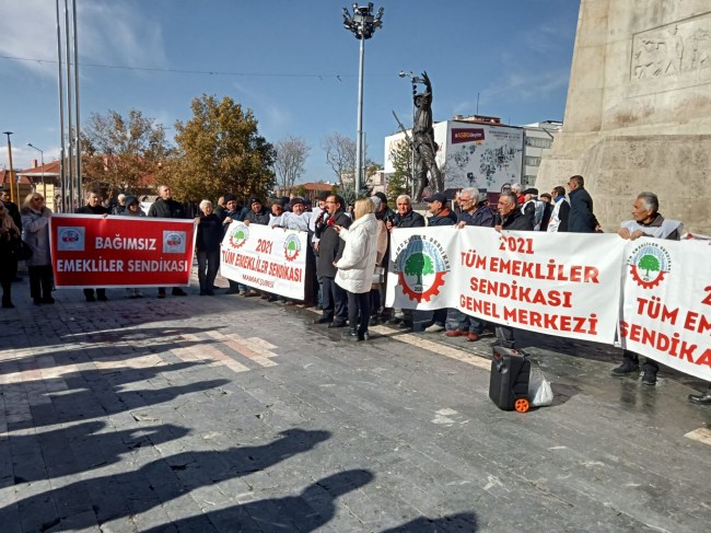 CHP Erzincan Milletvekili Mustafa Sarıgül de emeklilerin eylemine katılarak destek verdi.