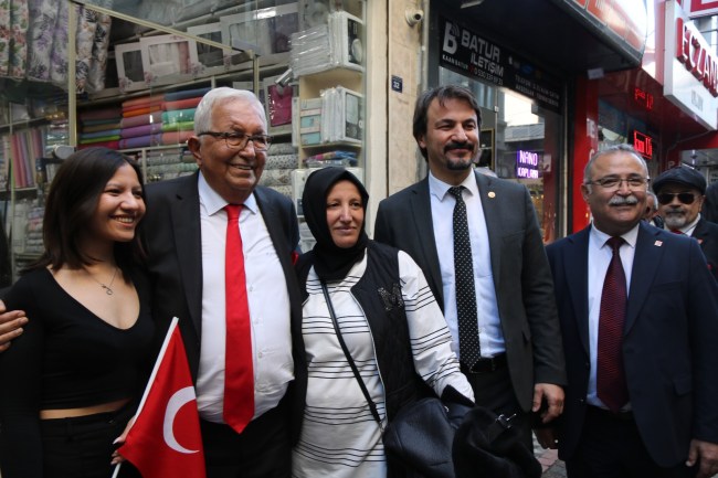 Posbıyık, CHP Milletvekili Eylem Ertuğrul ve İlçe başkanı Ali Kocamanoğlu ile sahalarda.