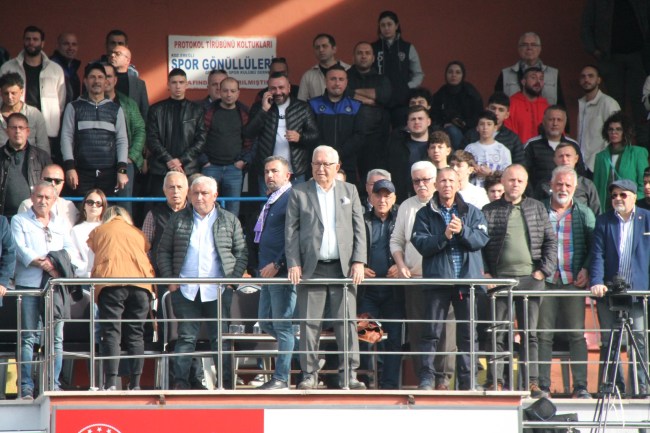 Galibiyeti Başkan Posbıyık'a hediye ettiler.