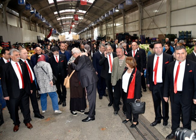 Posbıyık, belediye meclis üyesi adaylarıyla birlikte merkez pazar yerinde esnafı ziyaret etti.