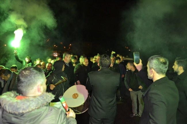 Hamzafakıhlı ve Topçalı Halkı, İbrahim Sezer’i davul zurna ile karşıladı.