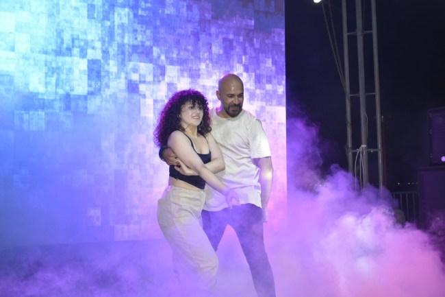 Stand Up ve Dans Gösterisi halkı coşturdu.