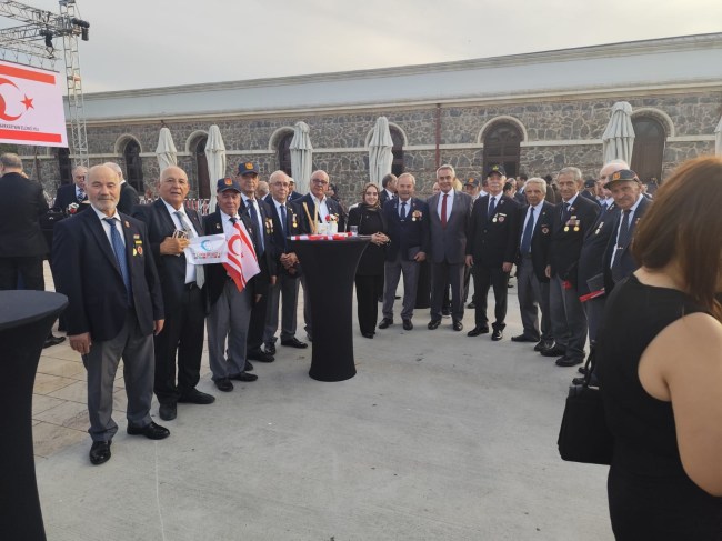 Sıcak ve nem içinde madalyaları ile Gaziler resepsiyonda beklediler