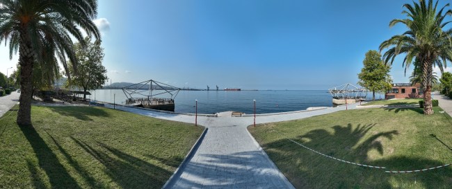 Sahilde çalışmalar devam ediyor.