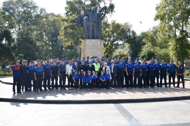 Huzurlu ve güvenli bir yaşam alanı oluşturabilmek için özveri ile çalışmaktalar.