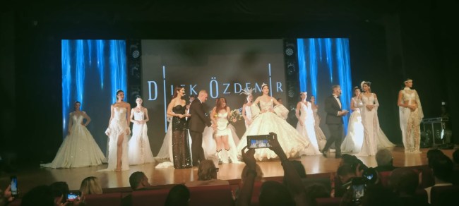 "Geleneğe Tutunmak" adlı defile büyük ses getirdi.