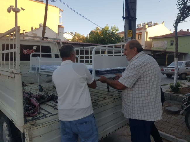 Birleşik Emekliler Sendikası Uşak Temsilci başkanı bir hastayı sevindirdi.