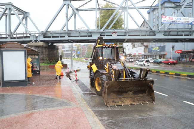 Başkan Erdem,'' Şiddetli yağışlar nedeniyle ekiplerimiz teyakkuz halinde.''