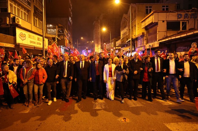 Başkan Erdem fener alayında halkı ile birlikte yürüdü.