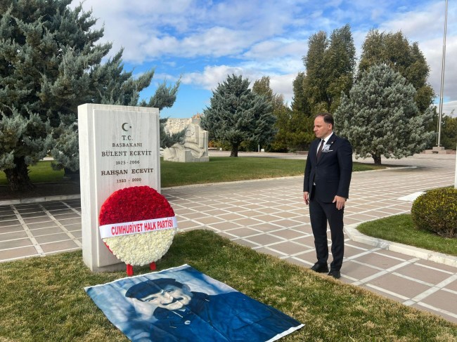 Milletvekili Yavuzyılmaz, Karaoğlan’ı mezarı başında andı.