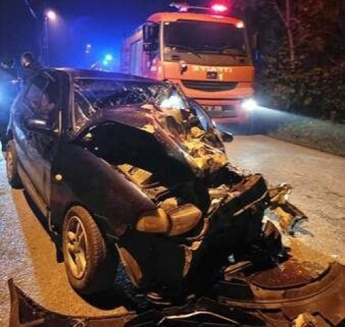 Feci kazada otomobil ile kamyon kafa kafaya çarpıştı.