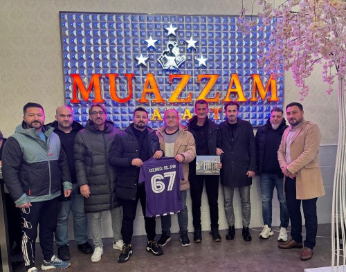 Eflatun beyaz renkler Almanya'da omuz omuza